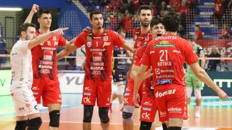 Алекс Николов