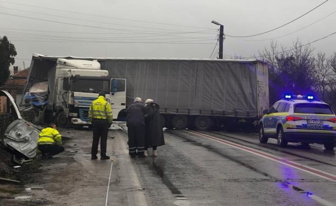  Тир се вряза в двора на къща в село Самоводене 