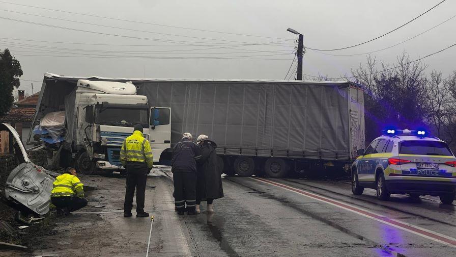 Тир се вряза в двора на къща в село Самоводене