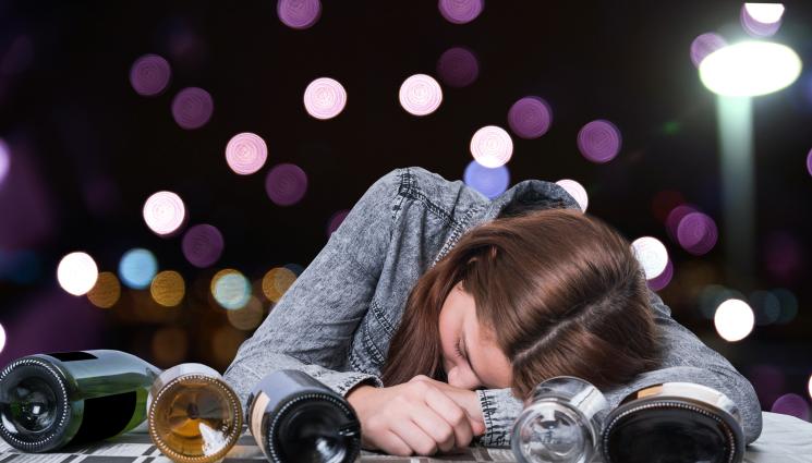 пияна - УЧЕНИЦИ ИЗВЪН КОНТРОЛ: Алкохол прати 16-годишна в болница