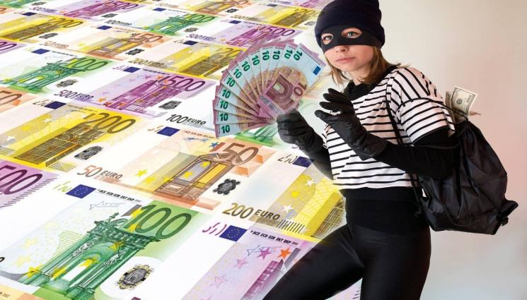 крадла - КАТО НА КИНО: Служителка отмъкна десетки хиляди от фирма и офейка!