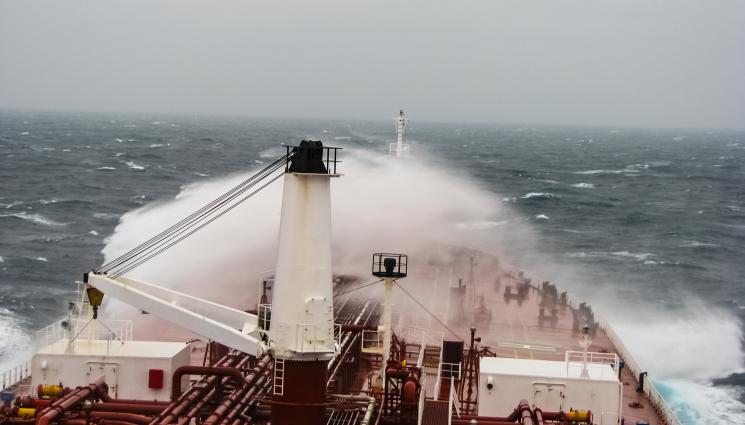 кораб буря - ДРАМАТА В ЧЕРНО МОРЕ: Трети руски петролен танкер подаде сигнал за бедствие