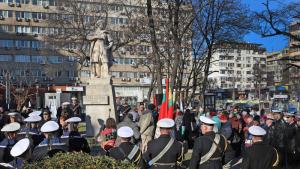 С военни почести и полагане на венци и цветя отбелязват