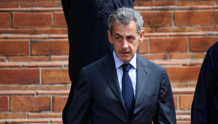 Никола Саркози - Свалиха електронната гривна на Саркози