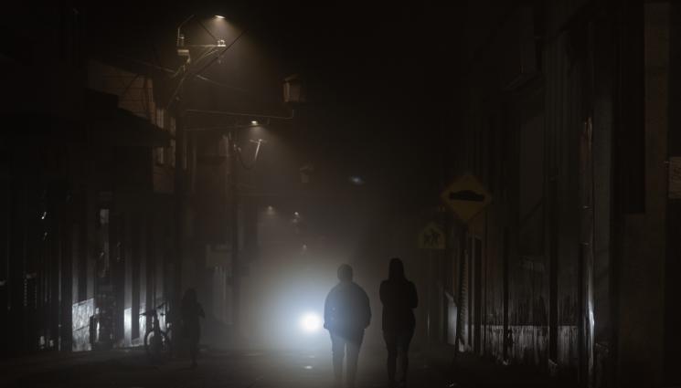 тъмна улица - СПРЯХА ИМ ТОКА: Столица остана без улично осветление, за да се пести енергия