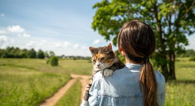 домашна котка и собственичка