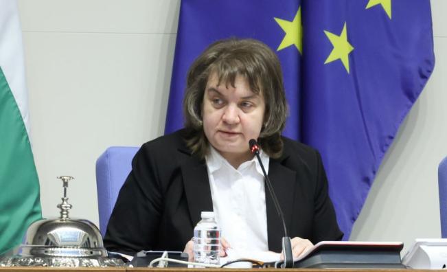 Киселова връща на Радев искането за референдум за еврото