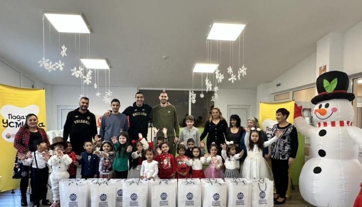 Баскетболни национали Подари усмивка - Баскетнационали зарадваха детска градина с подаръци, събрани за каузата „Подари усмивка”