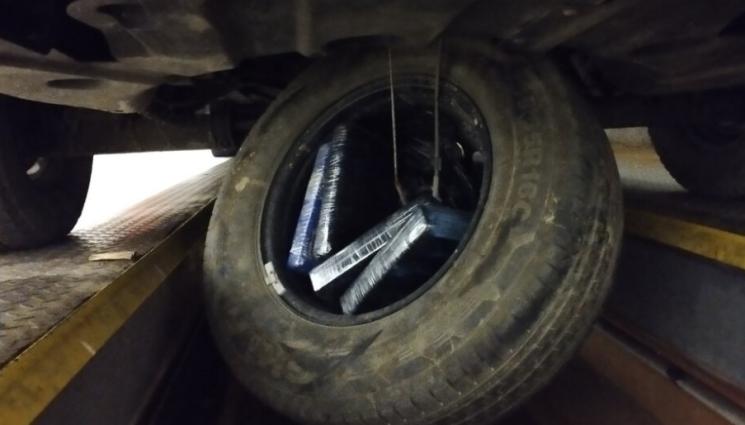 кокаин - Спипаха половин кило кока зад задна гума на кола!