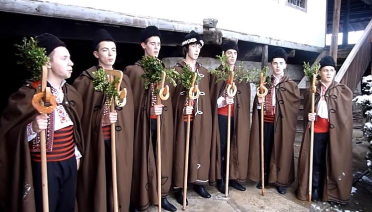 Коледари - С ГЕГИТЕ: Коледари дрънчат за 200 лева