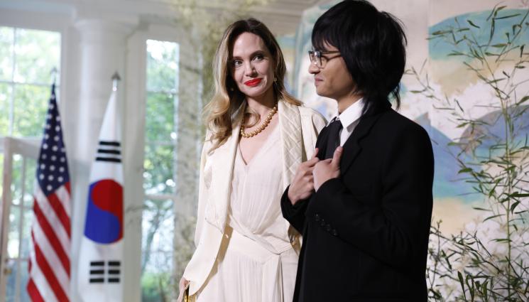 мадокс джоли - СЕМЕЕН БИЗНЕС: Синът на Джоли работи за нея на снимачната площадка