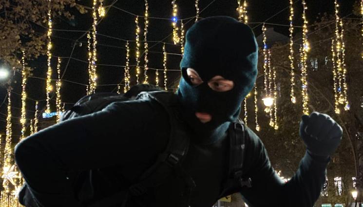 крадец - ЕЙ ТАКА, ЗА СПОРТА: Крадец задигна обувки от жилищна сграда! (СНИМКИ)