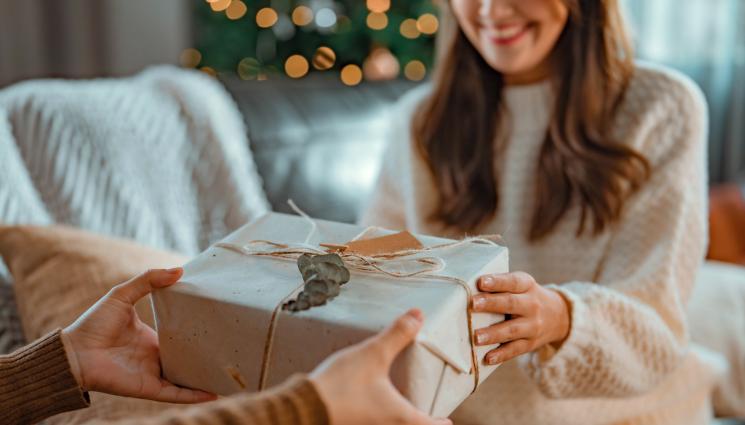 подаръци - АРТ опаковки красят подаръците, хит са крафт материалите