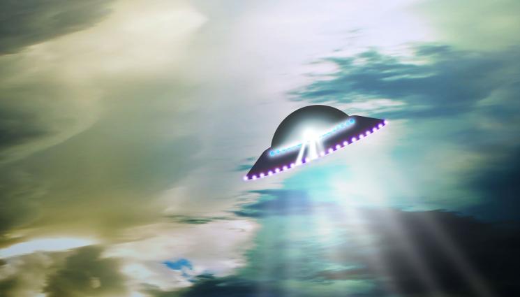 извънземни летяща чиния - НЛО-та се състезават със самолети!