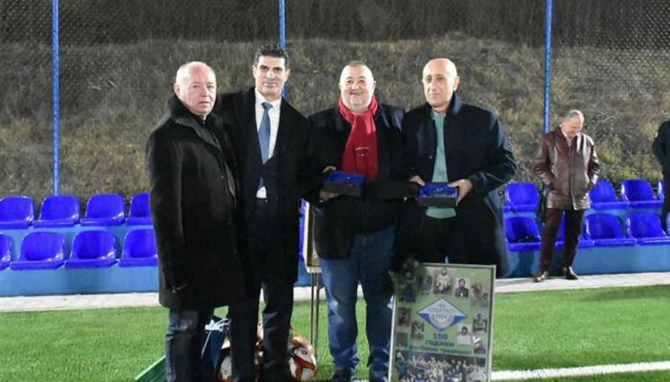 Георги Иванов Чавдар Цветков Своге - В Перлата на дефилето: Гонзо и Чавдар Цветков откриха чисто ново УЕФА теренче в Своге