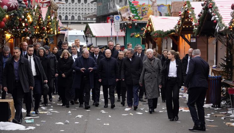 шолц - СЛЕД СМЪРТОНОСНОТО НАПАДЕНИЕ: Германският канцлер пристигна в Магдебург