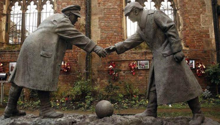паметник - ПОМНИМ ЛИ ИСТОРИЯТА: Британци и германци играят футбол на фронта