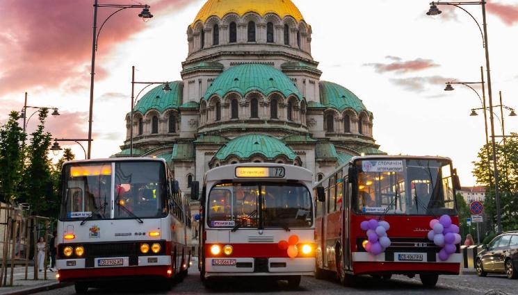 коледни рейсове софия - РАЗДАВАТ ПОДАРЪЦИ: Баба Меца и Икарус радват деца и възрастни!