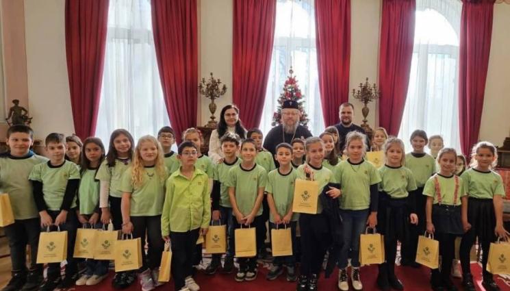 деца - СВЕТЛИ ПРАЗНИЦИ: Владици посрещат деца за Рождество