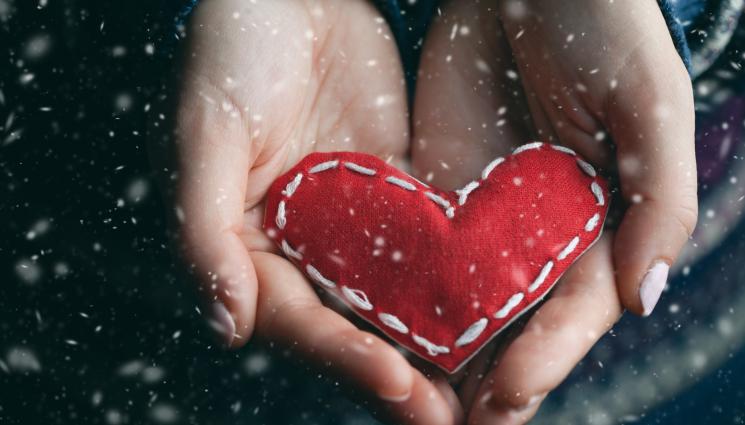 благотворителност - СПОДЕЛЕНА КОЛЕДА: Звезди от поп-фолка и „Игри на волята“ нахраниха възрастни хора (СНИМКИ+ВИДЕО)