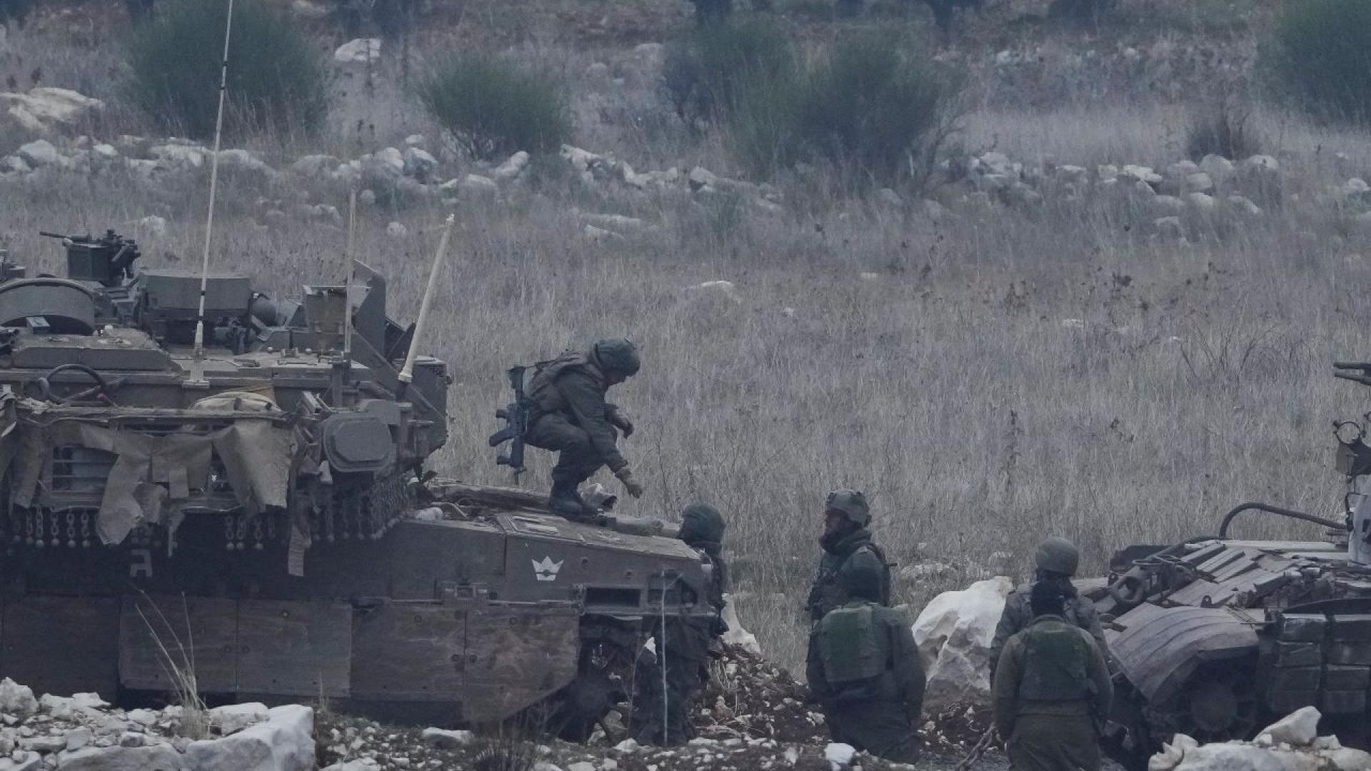 Израелската армия заяви днес че е поразила военен обект на