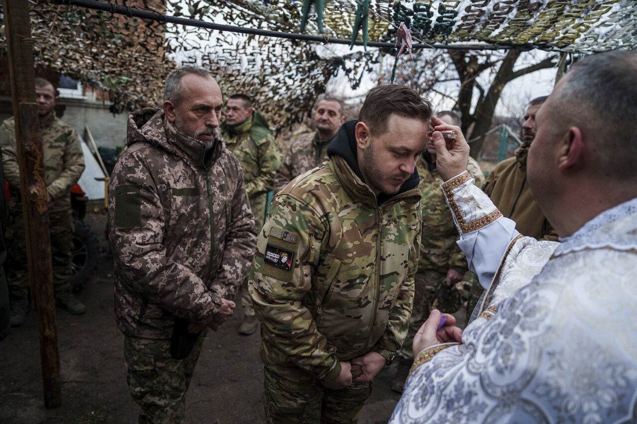 <p>Православни и католици празнуват Рождество Христово.</p>