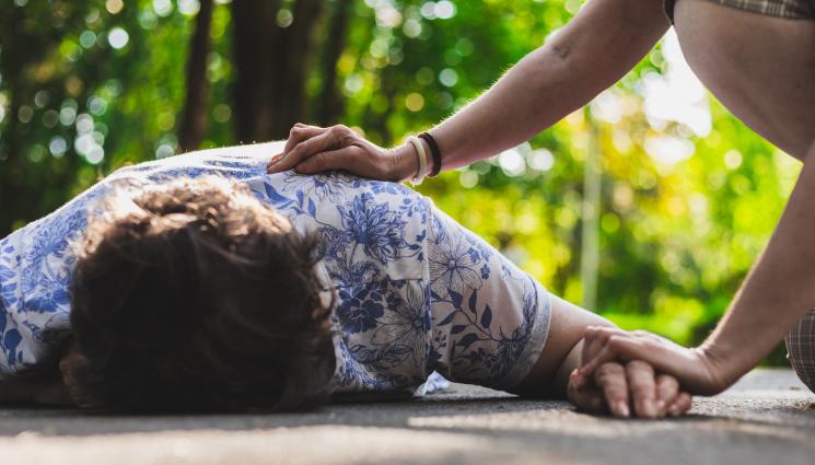 блъсната - КЪДЕ СЕ Е ЧУЛО И ВИДЯЛО? Пенсионерка се потроши в спряла кола!