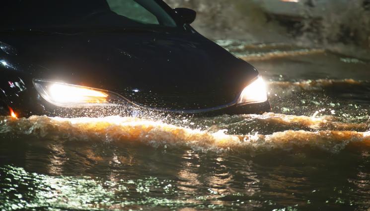 кола река - ВНИМАНИЕ: Затвориха пътя за Синеморец, Велека го заля!