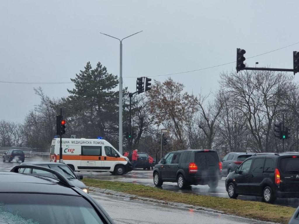 Шофьор отне предимство на линейка с включен светлинен и звуков