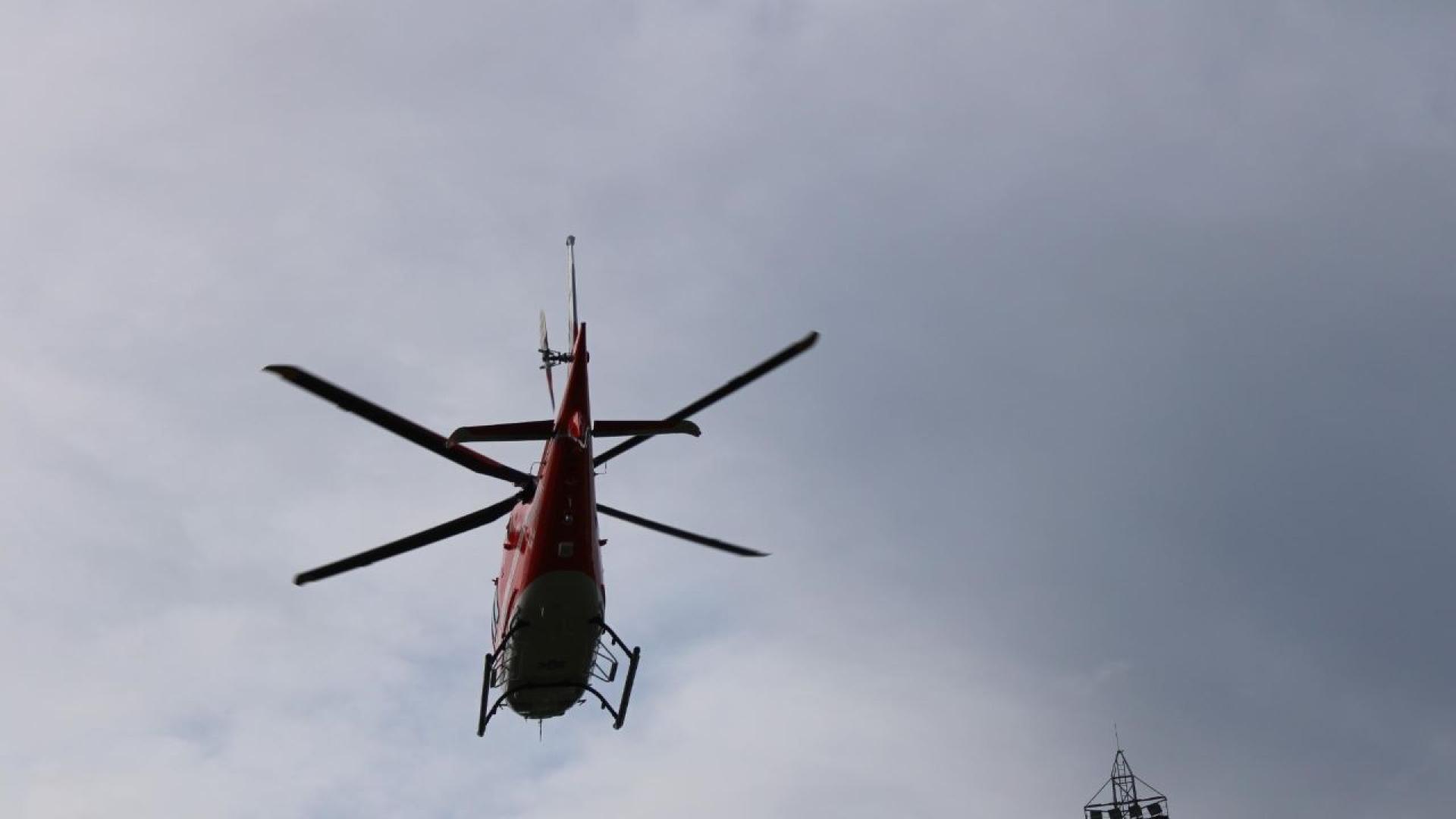 Медицински хеликоптер транспортира 4 годишния Мартин който беше блъснат заедно с