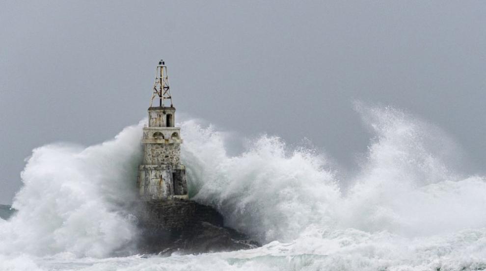 Лошото време все още не позволява евакуация на екипажа на танкера, заседнал край Ахтопол