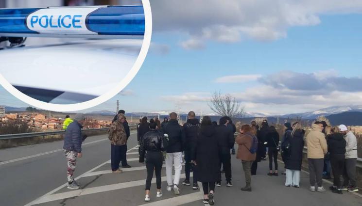 портест - СЛЕД ТРАГИЧНИЯ СБЛЪСЪК С КОНЕ: Протест затвори пътя Кюстендил-Гюешево