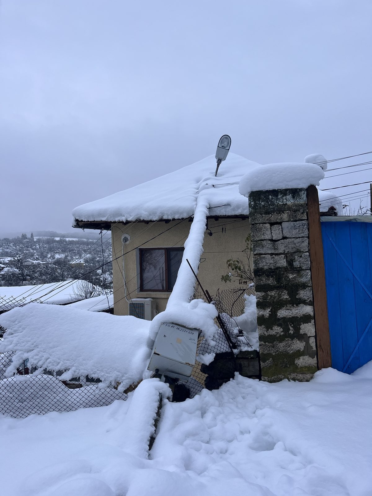 къща сняг стълб