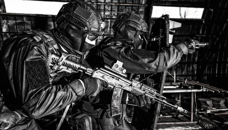 специални части - Заловиха 10,5 тона кокаин, гепени коли и няколко автомата АК-47!