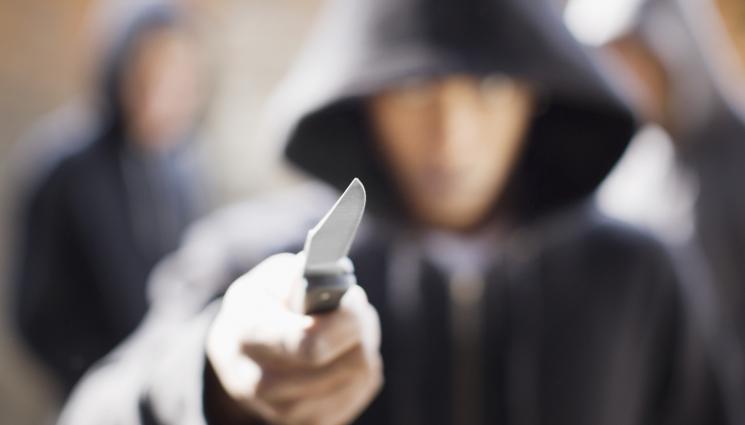 нож - НОВ ТЕРОР В ГЕРМАНИЯ: Мъж намушка с нож няколко души в Берлин!