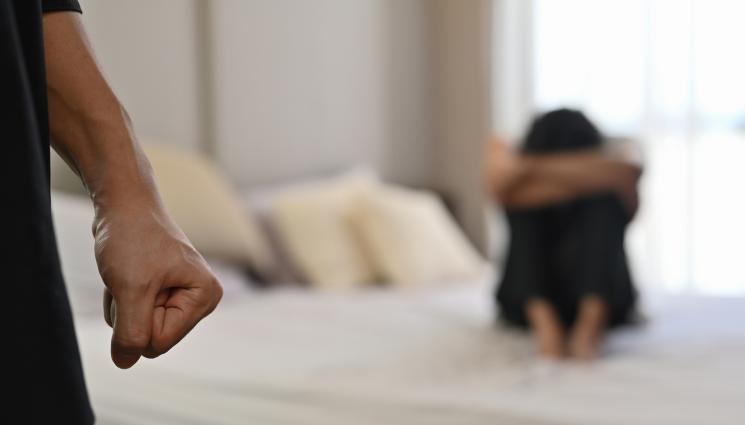 домашно насилие - ДОМАШНОТО НАСИЛИЕ НЕ СПИРА: Мъж разби маса в главата на жена си!