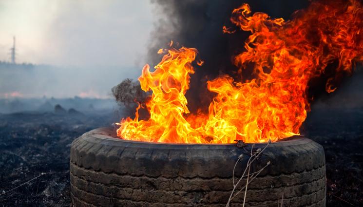 запалена гума - ВЪВ ВАРНА: Роми палят кабели и целят с камъни колите по оживен булевард! (СНИМКА)