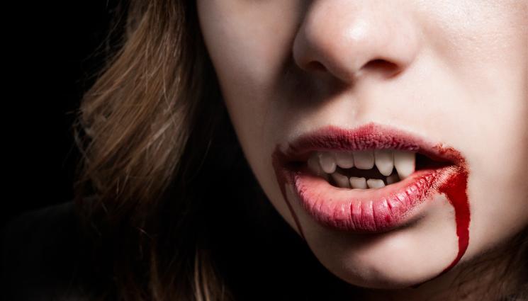 d - ВАМПИРСКО: „Живата Барби“ смуче кръв от сина си! (СНИМКИ)