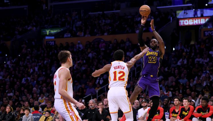 ЛеБрон Джеймс - ЛеБрон Джеймс счупи рекорд на Майкъл Джордан