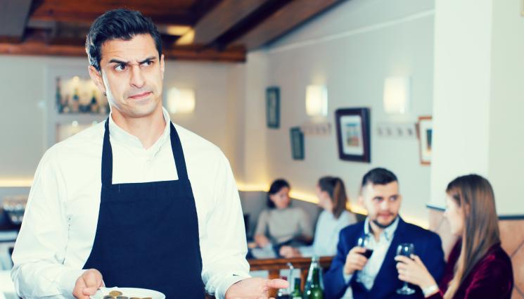 бакшиш - Алибегов: Бакшишът на сервитьорите е незаконен!