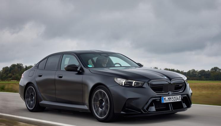 BMW M5 - РАКЕТА НА КОЛЕЛА: Новото BMW M5 съчетава V8 бензинов турбодвигател и електромотор