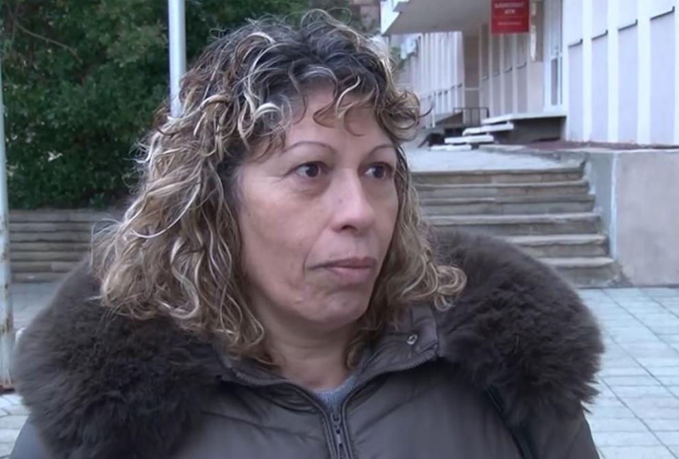 Видео на акушерка и здравен асистент от общинската болница в