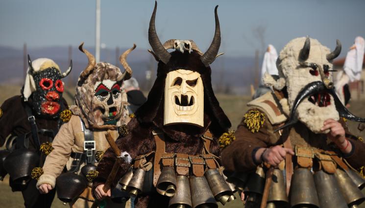 сурвакари сурва - МАСКАРАД: Над 12 000 участници превземат Перник за