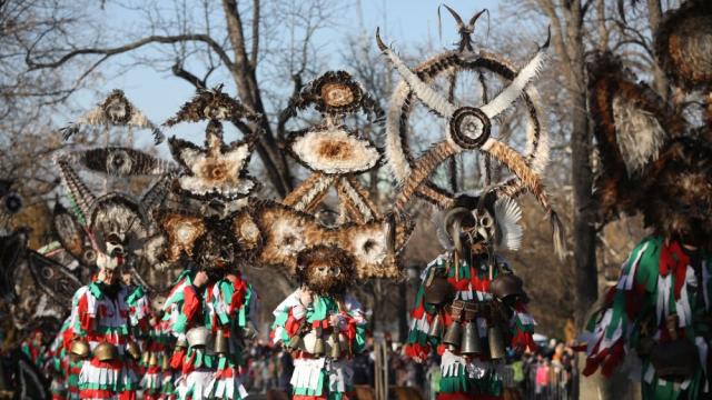 Сурвакари и кукери от Перник дефилираха в София (ГАЛЕРИЯ)