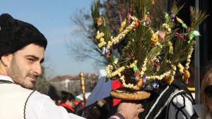 Сурвакари и кукери от Перник дефилираха в София