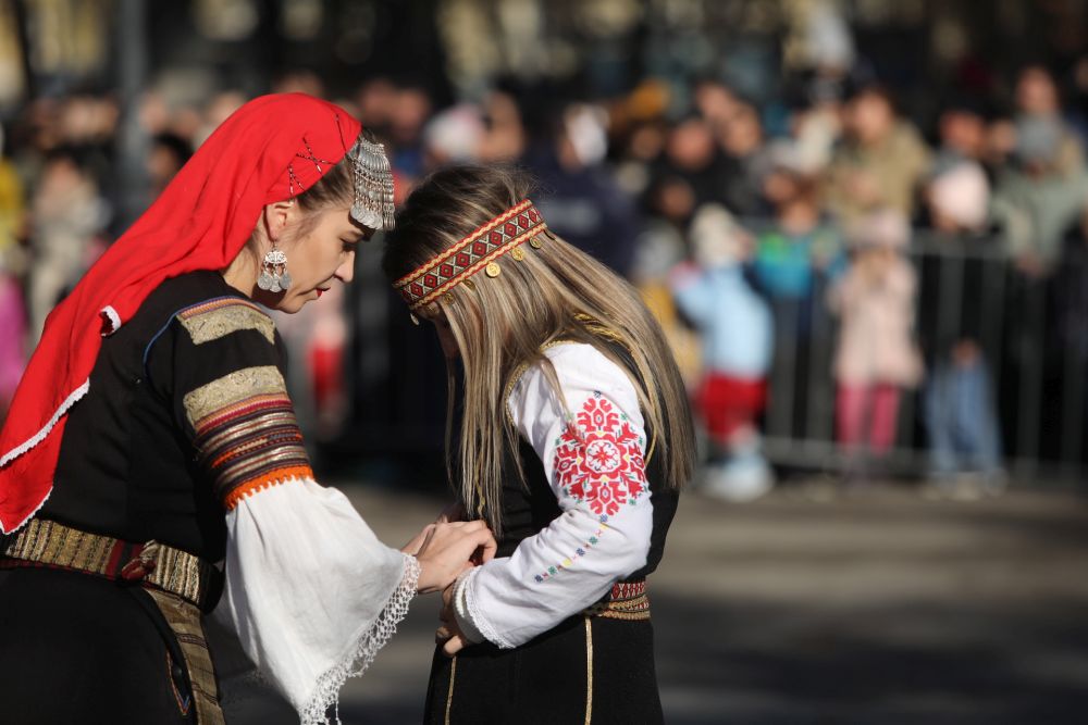 Сурвакари и кукери от Перник дефилираха в София