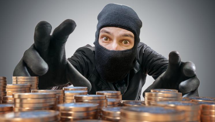 крадец - БЕЗОБРАЗИЕ: Бездомник крадял кутии за дарения! 