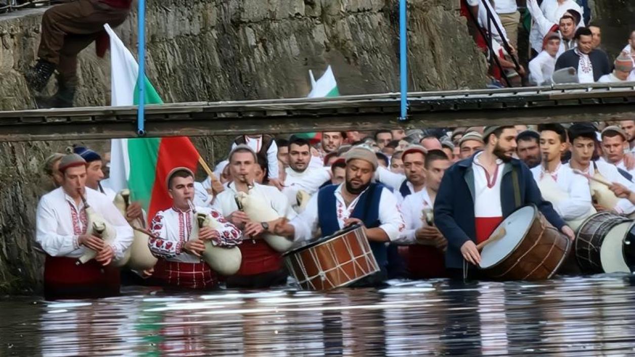 Общо 123 107 българи празнуват имен ден на Йордановден