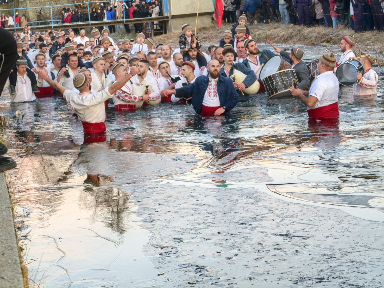 <p>На Богоявление калоферци влязоха в ледените води на река Тунджа и &quot;спасиха&quot; кръста.</p>