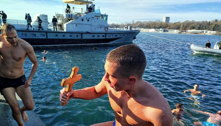 кръст варна - Студент спаси кръста във Варна